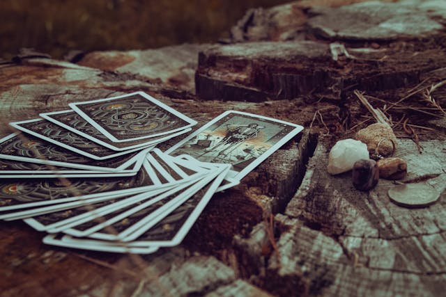 Cartas de tatot sobre troncos.